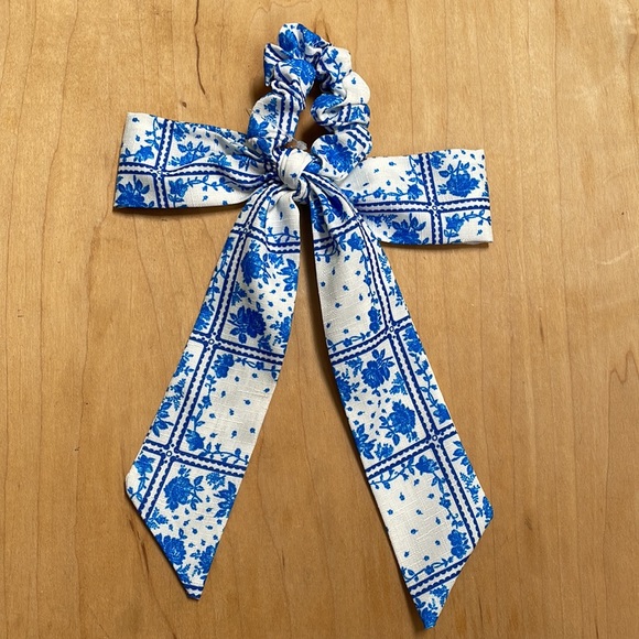 Urban Outfitters Darling Draped Bow Scrunchie Floral Blue - Picture 7 of 7